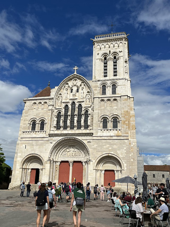 arrivée devant la basilique